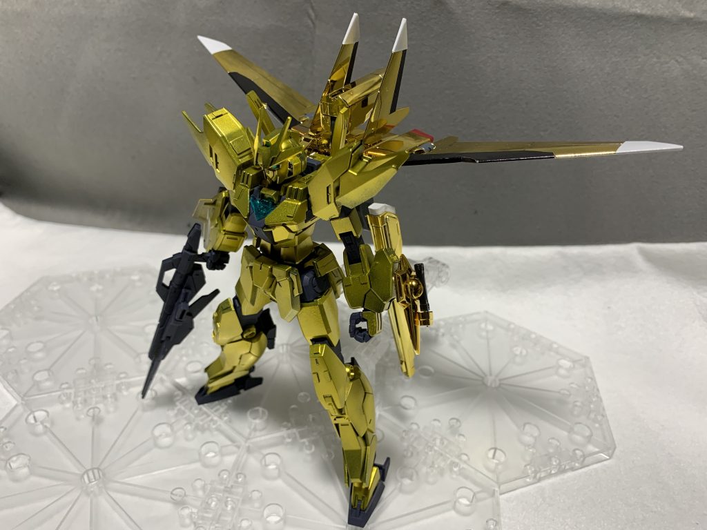 アースリィガンダム・デイブレイクアカツキのオオワシパックを装備、大気圏内強化型パックです。アカツキの腰サイドアーマーは腕に篭手代わりにつけました。