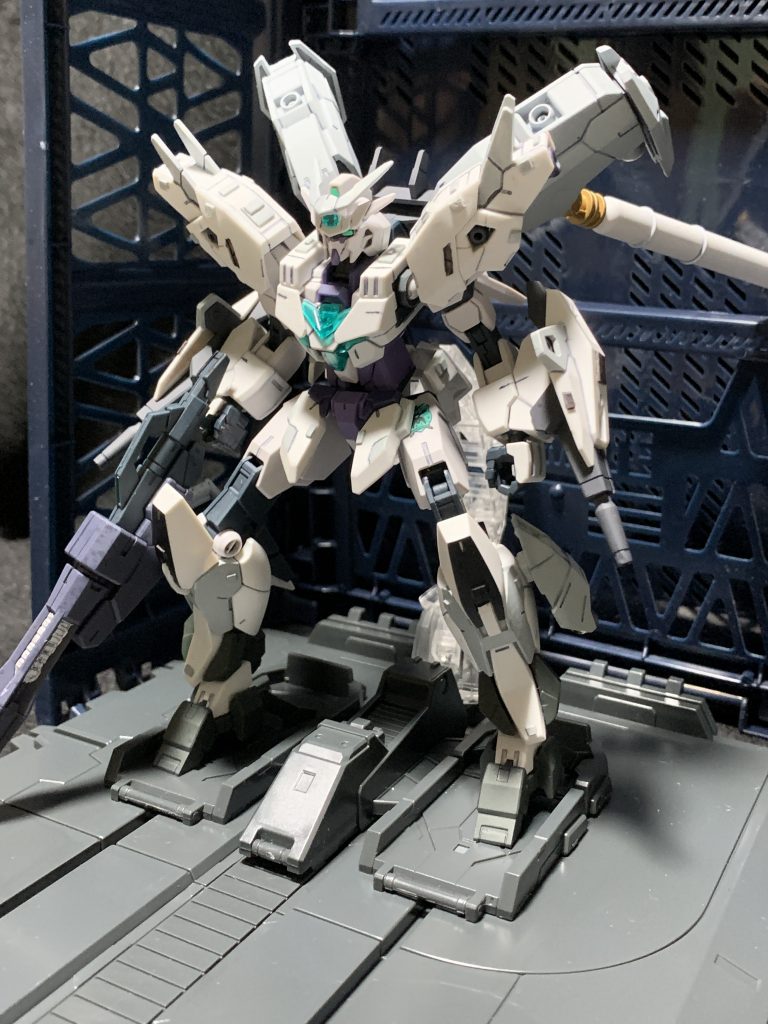 ミラージュ・ジュピターヴ、出るぞ!ガンダムベースサテライト店で購入したカタパルトデッキとダイソーのアルティメットコンテナで発進シーンを再現。MG用なので脚が開きすぎて、少しオーバーサイズです。