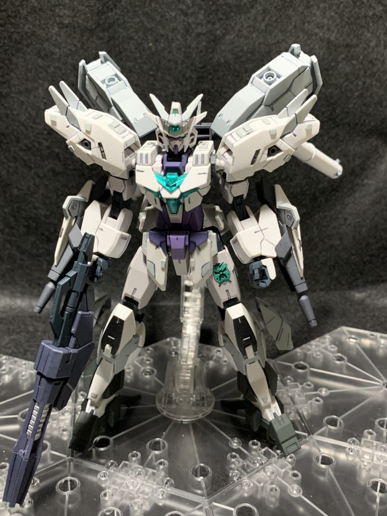 コアチェンジまず蛍光カラーが目立ちすぎておもちゃ感が半端なかった付属のコアガンダムⅠを再販時に入手できたコアガンダムⅡ(Gー3カラー)に変更して第2期の後半の模擬戦仕様にしました。各部にプラ板でディティールアップを施し、いつもの明灰白色で部分塗装して情報量を増やしました。ひざを黒く塗っている方の作例がありマネしたらかなりいい感じになりました。