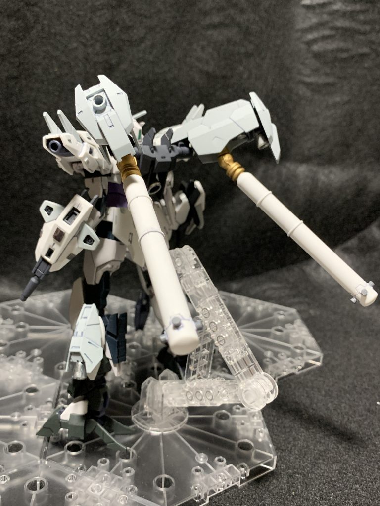 ミラージュ=しんきろうのような質量を持った残像的な高機動を目指しフルバーニアンのようなマルチコンテナビットにはハイニューブレイヴの余剰パーツになるプロペラントタンク、脚には30MMオプションパーツセットのブースターを装備。出力三倍増しです。