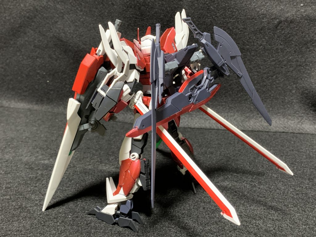 過剰積載背中のスラッシュブレイドはボールジョイントを挟んで肩の可動に影響しないように羽状に開くようにして背負ってます。剣多すぎない?と思うくらいの慎重勇者です。