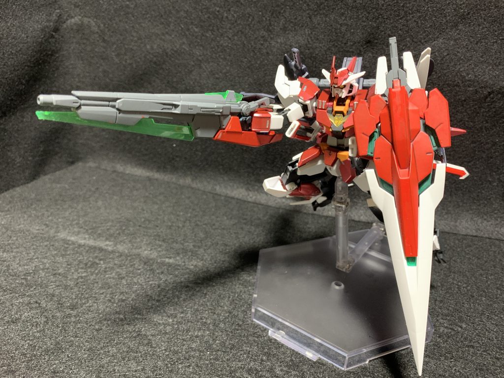 過剰積載2バスターソードをシールドモードにソードブラスターをガンモードにして射撃。シリーズが違うと手の大きさもグリップの太さも違いしっかり持てないので無理やり持たせてます。バスターソードは30MMの持ち手ジョイントを使用してます。