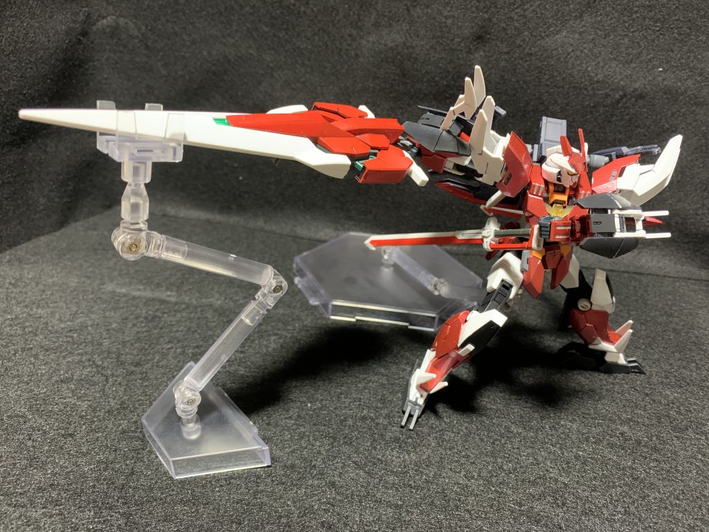 一振り目GNバスターソードⅡ振りかぶり、振り下ろし、振り抜き。グリップをヤスリで削って持たせてます。