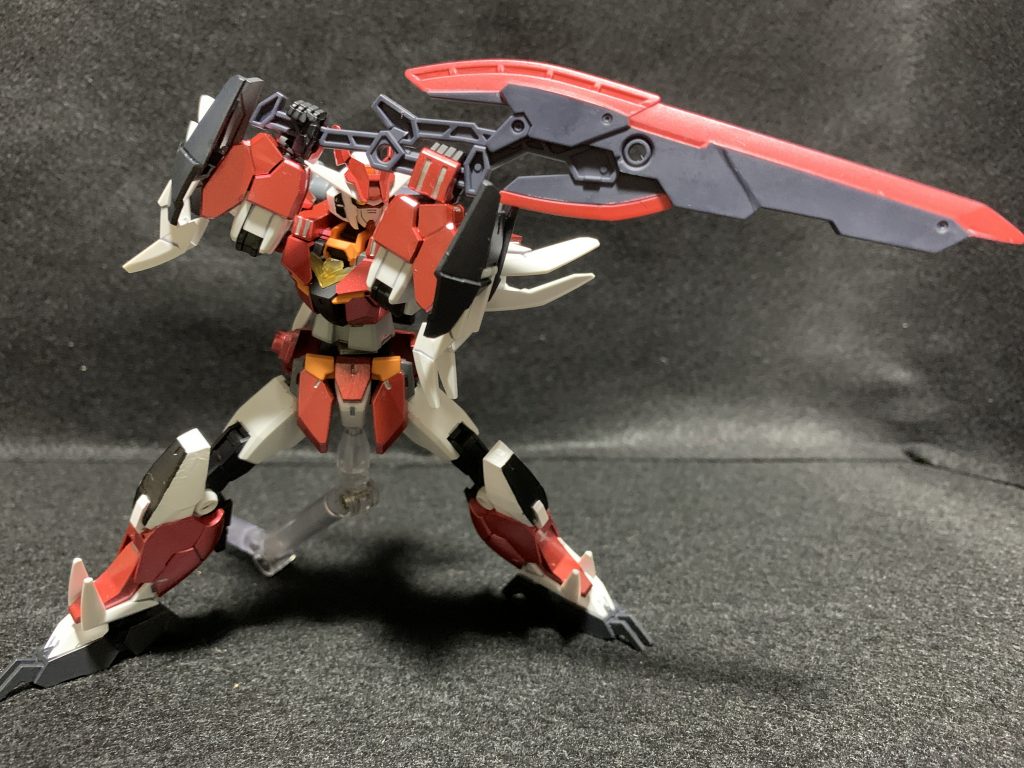 七振り目ヒートレヴソードキットそのままだとアニメのような力の入った構えが難しいです。