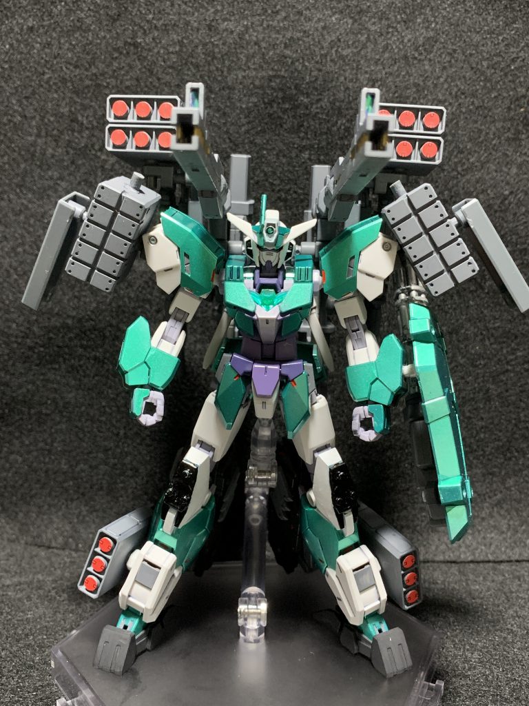 ヴィーナスアーマーはメタリックグリーンで塗装。武装はガンダムヘビーアームズイーゲル装備を参考に盛りました。ひざには陸戦型ガンダムのような突起を追加してミリタリー感を演出。