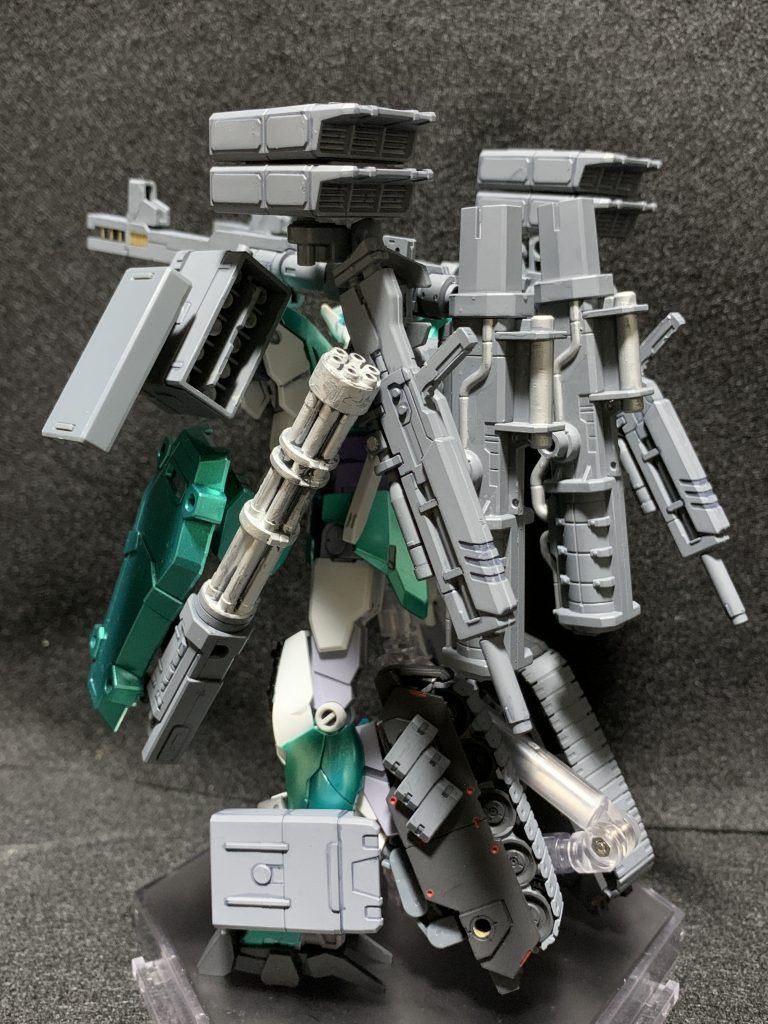 ★重火器一覧★：脚ミサイル、背部ミサイル⇒バトルアームアームズ：肩ミサイルコンテナ⇒ボールデンアームアームズ：背部レールガン⇒30ＭＭオプションパーツセット：脚部キャタピラ⇒30ＭＭエグザビークルタンク：左腕のガトリング、シールド⇒数年前のキャンペーン品：背部ビームバズーカ⇒数年前のキャンペーン品：背部ビームライフル⇒数年前のキャンペーン品後ろから見た重火器モリモリの姿がたまりません。