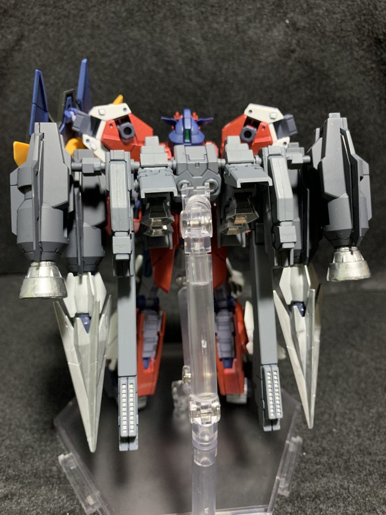 武器はサタニクスウェポンのドリルのみ。2個目のウェポンが手に入れるまで日数がかかりました。背部はコトブキヤのMSGプロペラントタンクを2セット使用したシナンジュ顔負けの大出力ブースターです。超重量のため後ろから支えないと自立不可です。