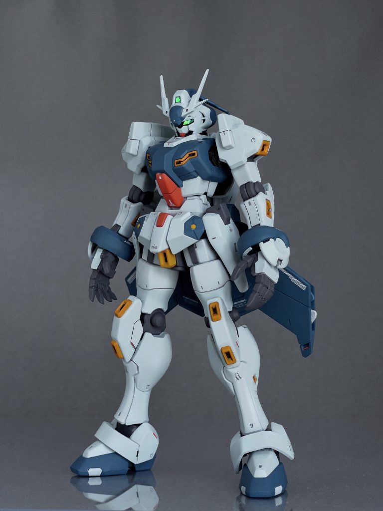 いわゆる「弱緑」のニュアンスが絶妙に出せました。トップ画のようにカメラアイや対艦刀、レッドポイントは蛍光クリアを吹いてブラックライトに反応して光ります。