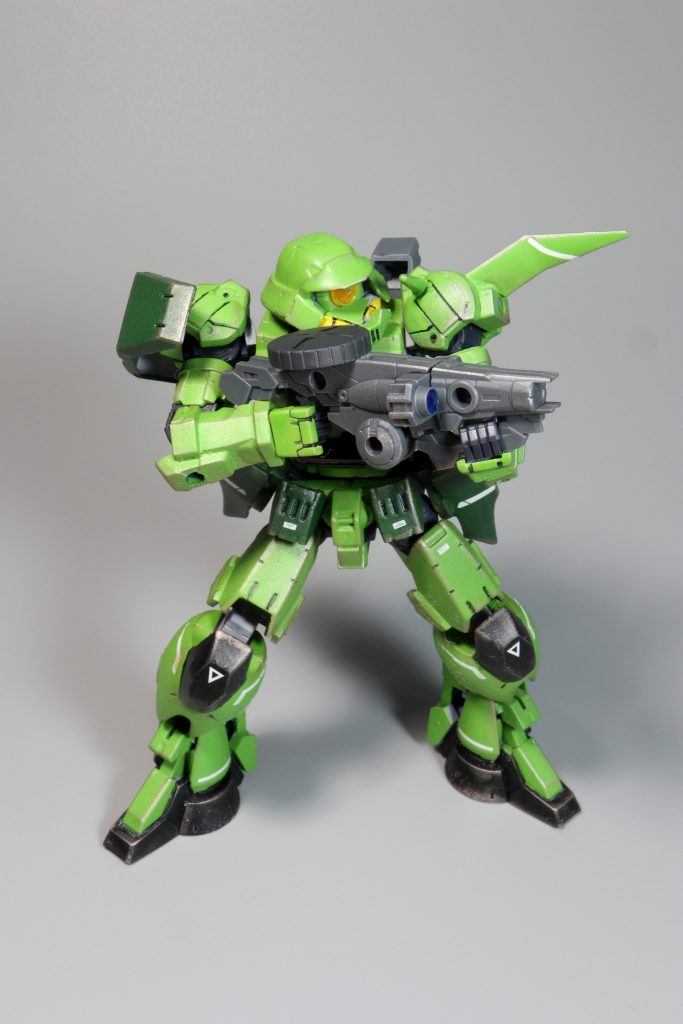 武装その1 ザクマシンガン?特徴的なドラムマガジンからザクマシンガンもしくはそれに類する火器と考えられている。一説によるとビーム兵器とも。という設定です笑。