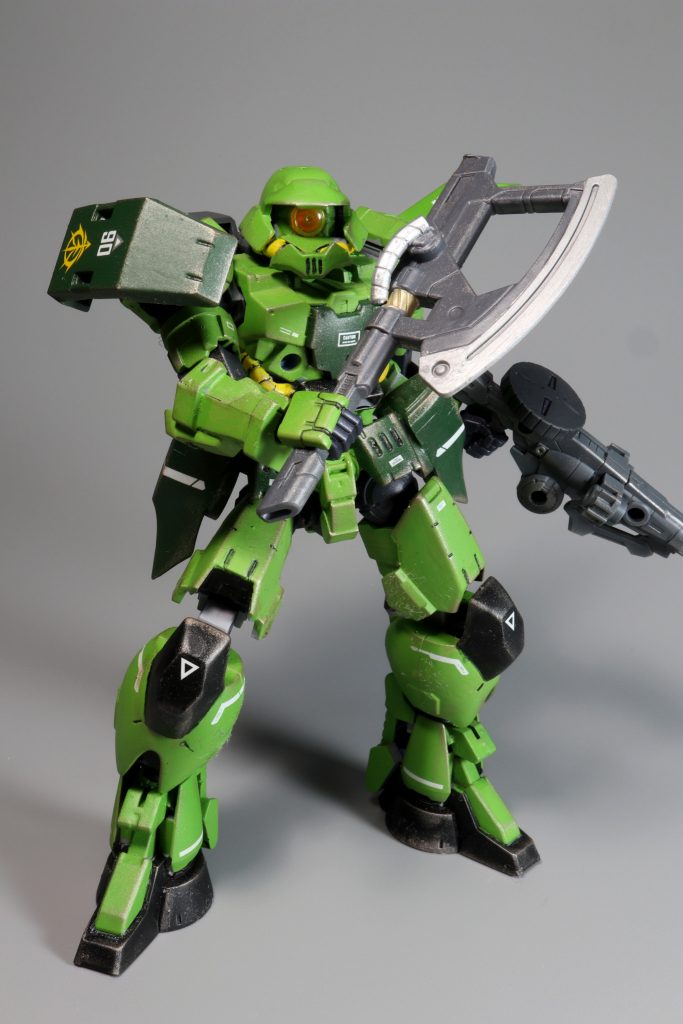 武装その2 ヒートホーク?機体の半分ほどのサイズの大型のヒートホークを装備していたという証言あり。ザクⅡのヒートホークよりもかなり大型のため信憑性に乏しいが、一部のエース用に大型のヒートホークが実戦投入されている事実はあるため存在する可能性は否定できない。こちらも、という設定です笑。