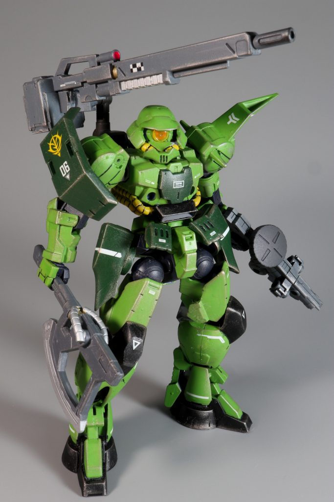 遠距離支援型一部証言ではバックパックにキャノン砲を搭載していたという。ザクキャノンの誤認だと思われるが、証言のキャノン砲の形状があまりにもザクキャノンの物と異なるため、存在肯定派の論拠のひとつになっている。という設定はどうでしょうか。