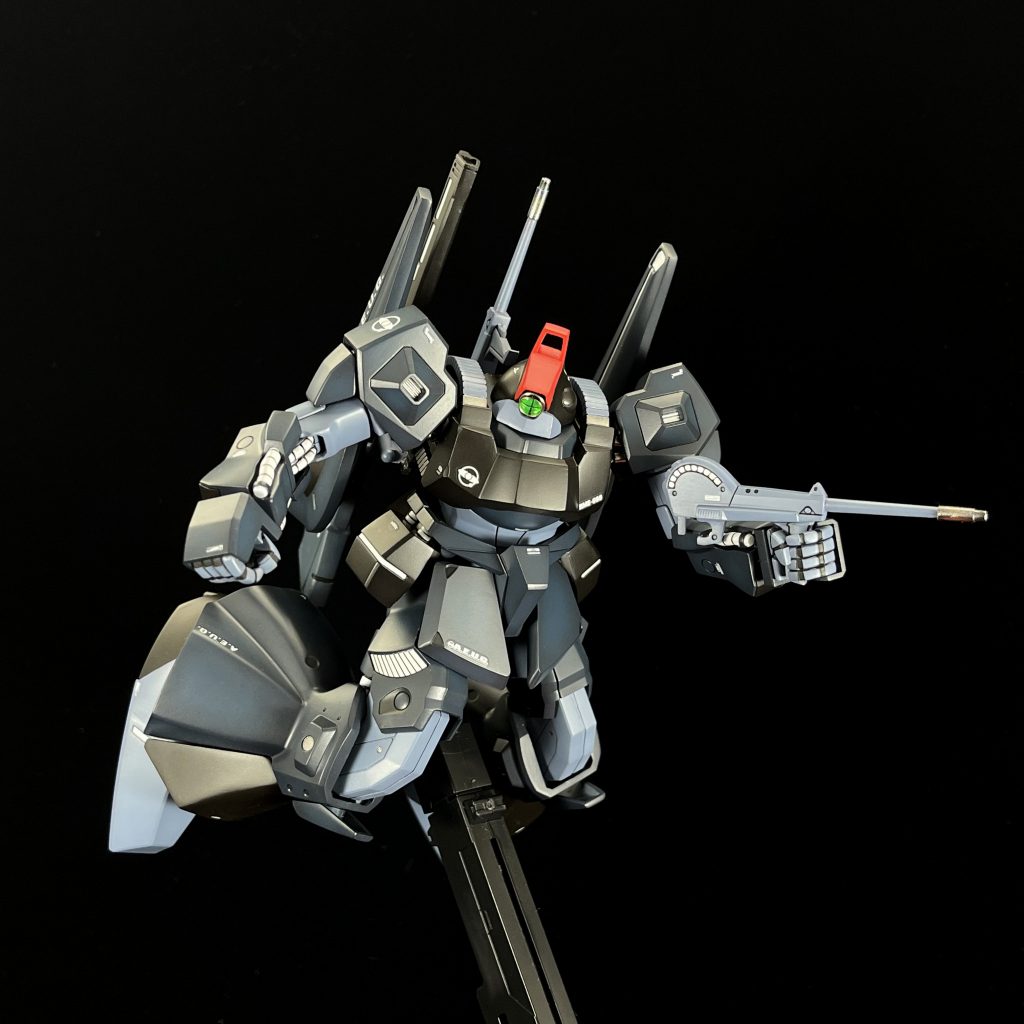 主な改修ポイントは３点◆個人的に気になった合わせ目を消すための後ハメ加工◆頭部と胴体の隙間を埋める延長工作とモノアイの変更◆脚部の一部をプラ板により形状変更 