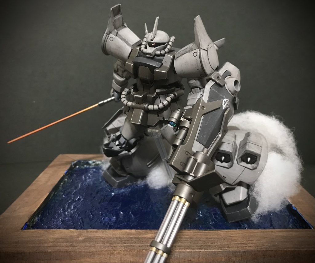 全体はこんな感じ。土台はモデリングペーストとグロスポリマーメディウムでお手軽に作り、水面はグリーン系で下地を塗った後、クリアブルーを塗っています。