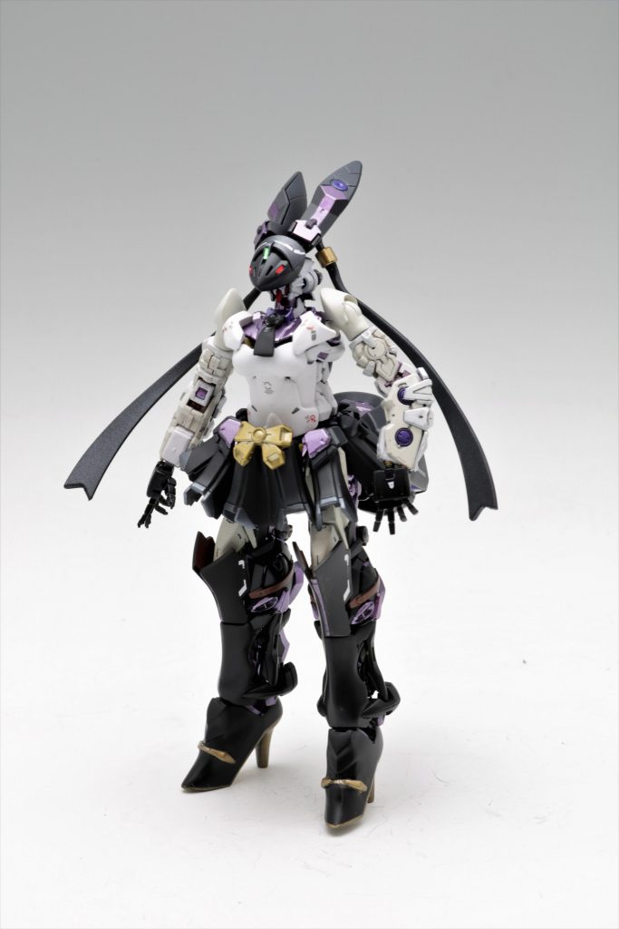 武装を外したノーマルの状態です。ウサギがモチーフなので、ウサギぽいウーンドウォートのヘッドパーツと、ジンクスのパーツを耳に見立てて再現しました。スカートは、RGウィングゼロカスタムのスネのパーツを複数集めてスカート上にしています。脚部はブーツをイメージして所々皮のような感じで茶色を入れてあります。ヒールは、ノーベルのヒールをベースにして少し高めにしてあります。