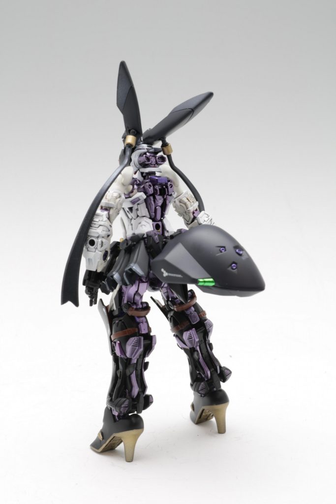 背面もウサギの尻尾をイメージしてウーンドウォートのものを取り付けました。ツインテールはチナッガイのリボンを使用。RGアストレイの肩は、どうしても幅が広くなってしまい、イカツイ感じになってしまいます。この為フレームを改造してモビルドールサラの肩がハマるようにして、ガール系プラモに近い肩幅にしています。