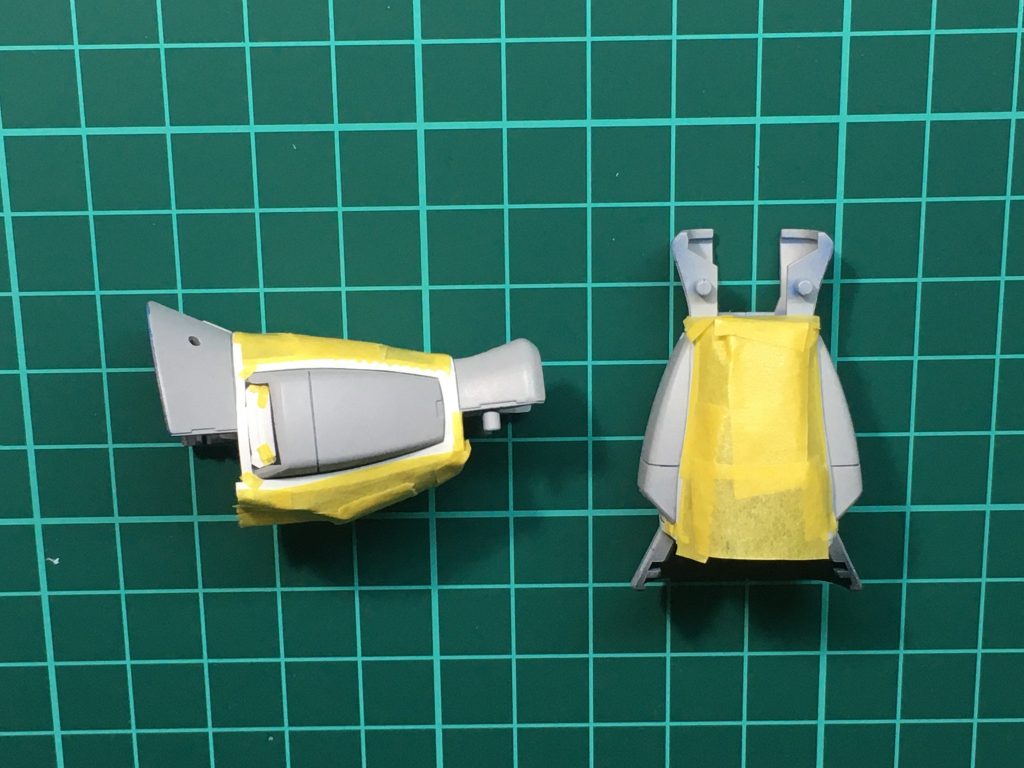 脚部の三色塗分けのためのマスキングです。