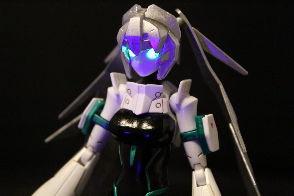 目は蛍光グリーン