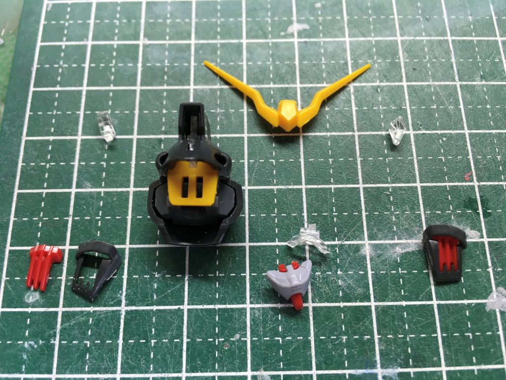 頭部はこの分割で後ハメ出来ます。