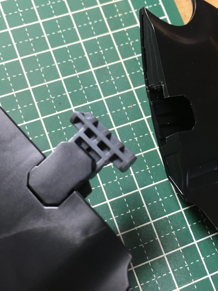 クロークを閉じるのは難しくなりますし、蓋がないので横から丸見えになりますがこれが一番楽な後ハメだと思います。