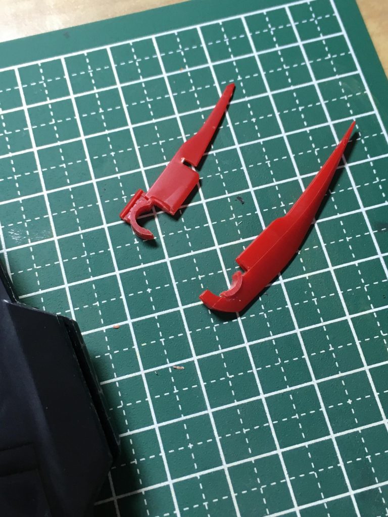 クロークの端の赤いのもこれで後ハメ。接着推奨ですが。