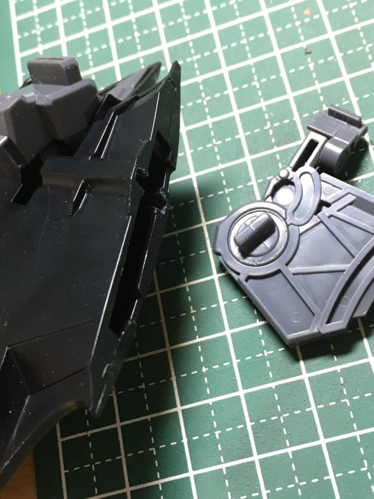 クロークも溝を切って後ハメ。