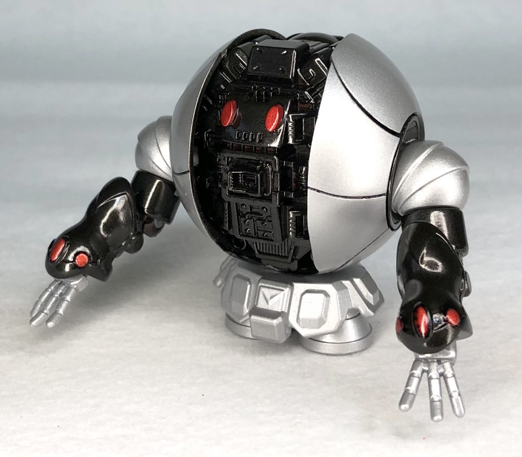 正面ハロプラの正面を大胆に大きく切り落とし中のメカニック部分が見えるようにそれによりレジスチルの形状に見立てれた上作品としての見た目も良くなりました！