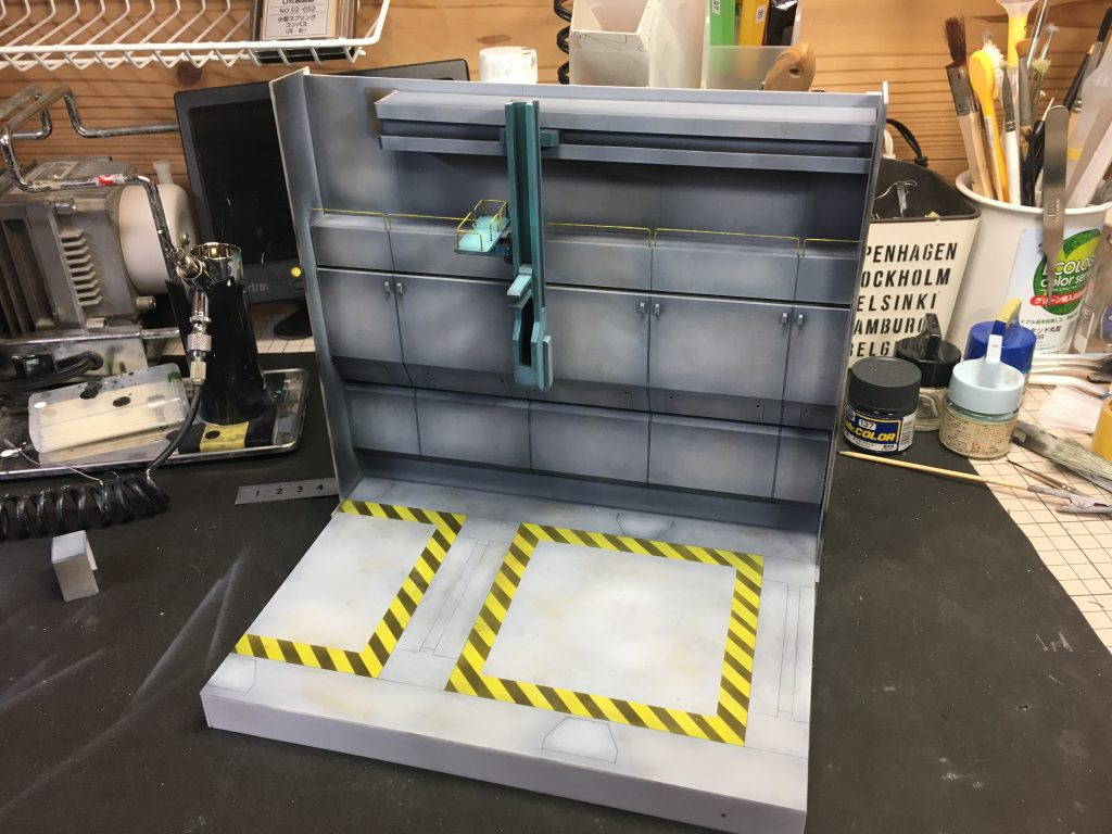 ベースはグレー一色で単調だったので虎柄警戒模様を塗装しました。色味が濃く目立ってしまって後でウェザリングで色調を合わせるのに苦労しました。