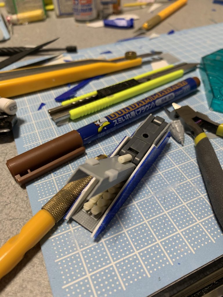 ハッチの開閉と本体への接続のため、コトブキヤのパーツを使ってます。バーニアはビルダーズパーツ。