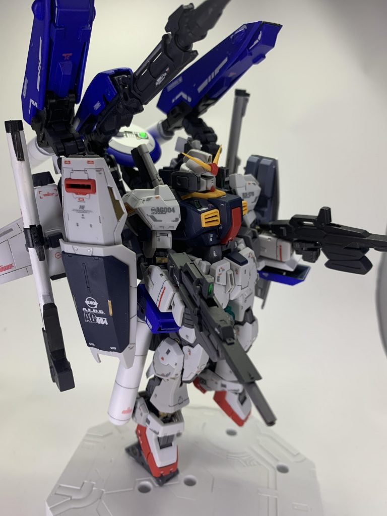HG版のライフルはエネルギーパックをヘイズルみたいにしてみました。瀧川氏のイラストリスペクト。青色のバインダーはテルティウムアームズを型取りしてプラ板とか各種改造パーツで作成。