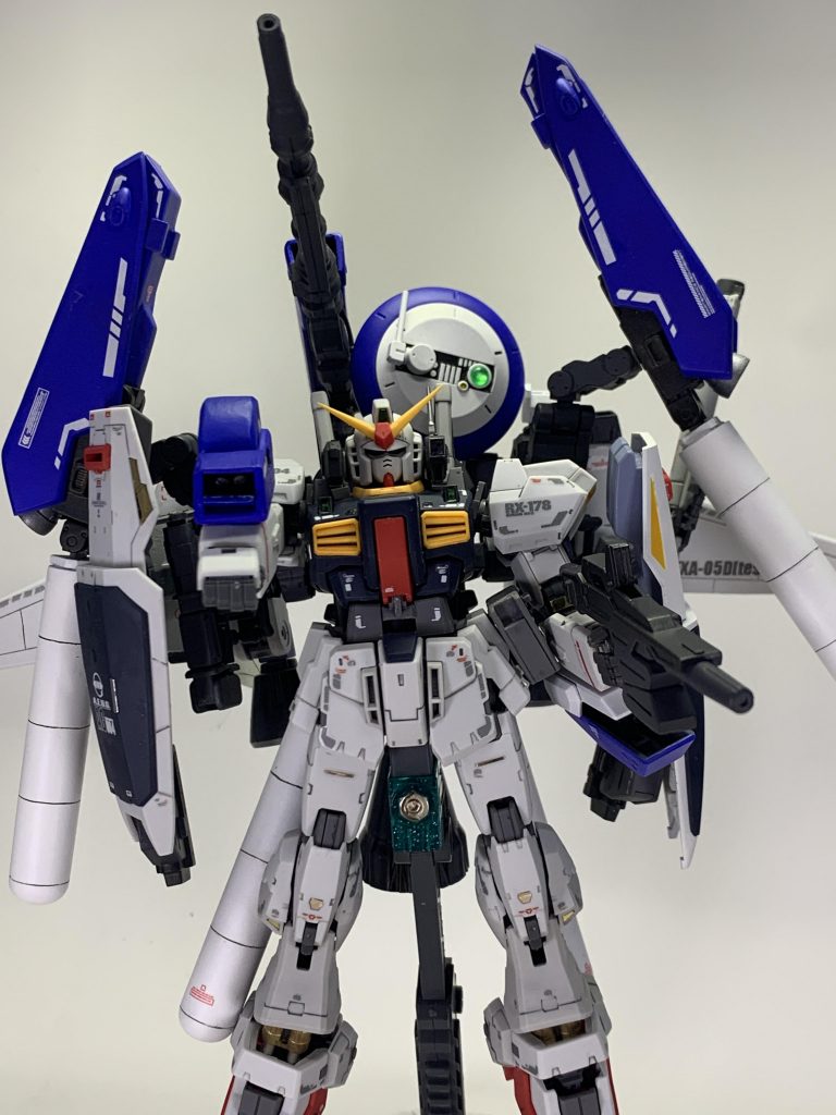 右腕には、パワードアームズパワーダーのガドリングガンをつけて、左腕はZガンダムの腕を模したグレネードランチャーをプラ板とエポパテで作成。一応、グレネードの発射口は開閉します。