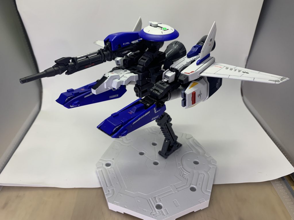 Gディフェンサーのみ。機首は30MMのパーツとコアガンダムの各種アーマーについてるバックパックで作成。ロングライフルは30MMのライフル類を接続して青色のカバー部のみプラ板で作成。