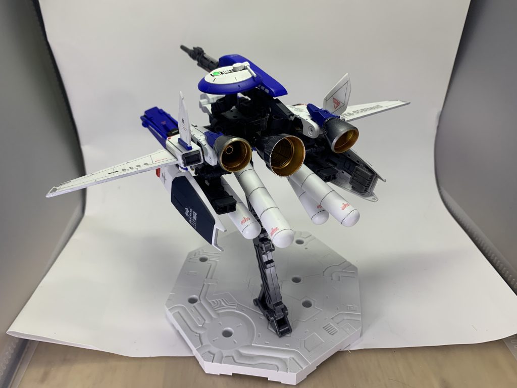 Gディフェンサー背面。GディフェンサーがGアーマーの後継的な位置付けなら、シールド2枚ついてるべきでしょ!って思ってこんな感じに。サンダーボルト版フルアーマーガンダムはシールドをサブアームで支えてるので、同じようにサブアームでシールドを支えるようにしました。