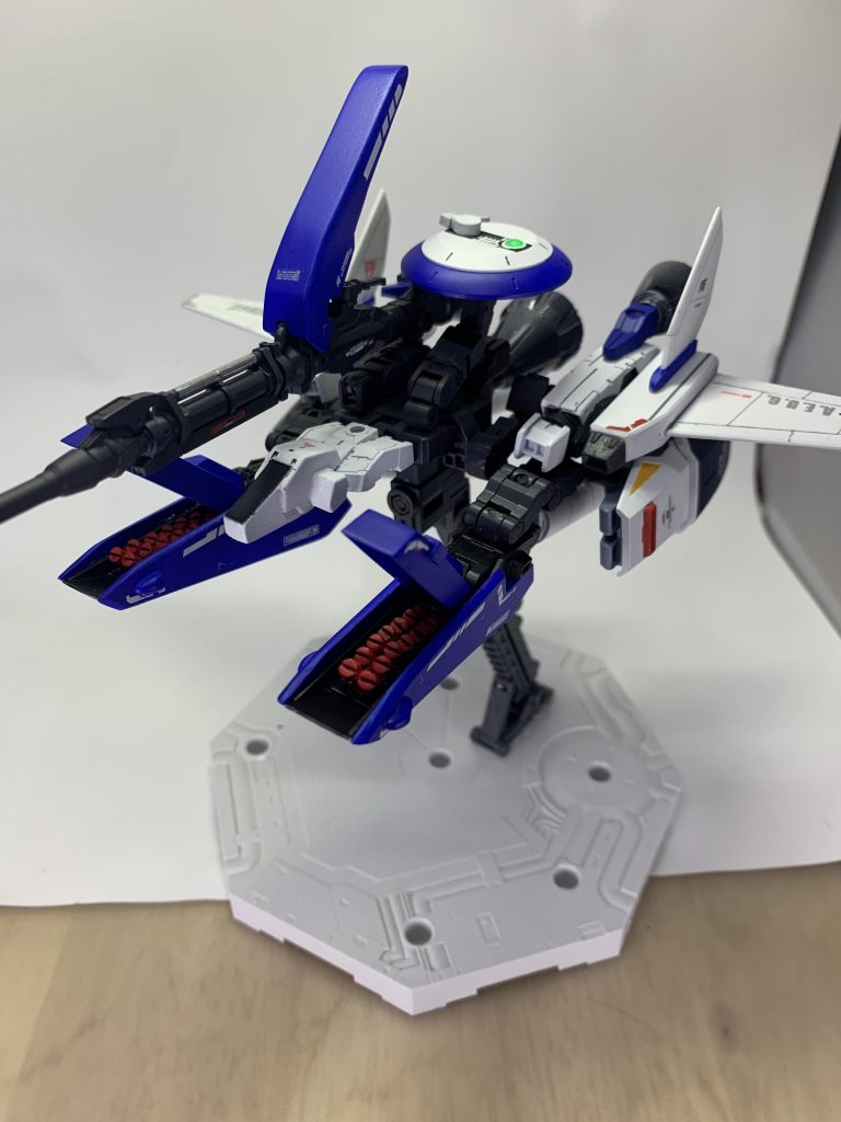 バインダーのハッチオープン状態。マイクロミサイルはプラ棒によるスクラッチです。