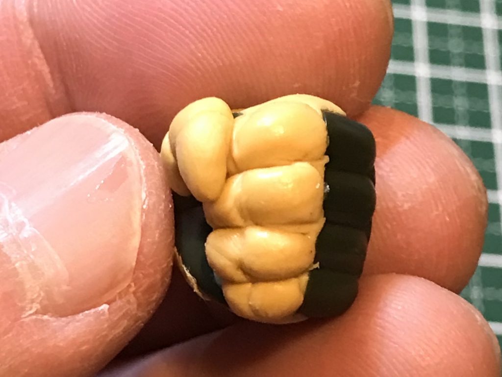 指はしっかり握らせるためにエポパテで作り直しました．