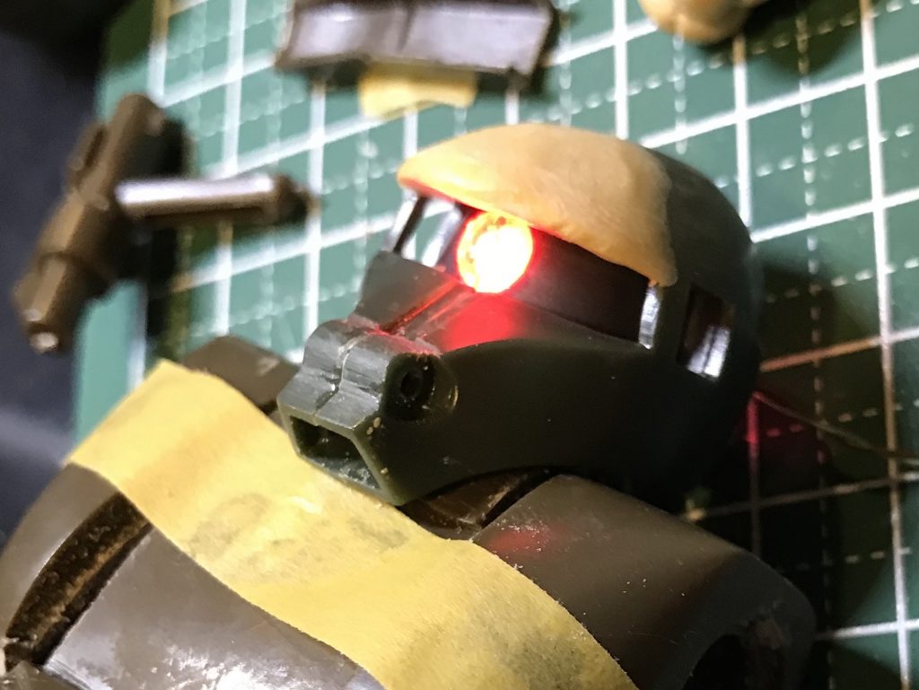 頭部は前後幅が短いのでエポパテでひさしを修正．