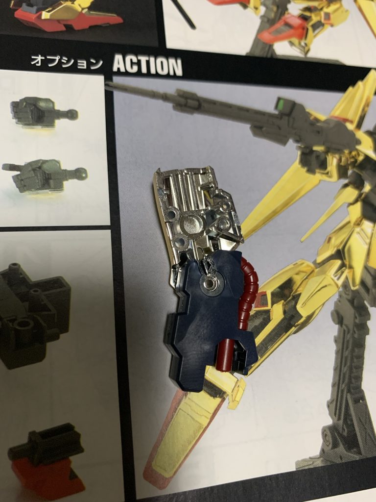 こういった感じで切り込みを入れて後ハメ加工。確かにこういうのができれば塗装は楽そうです。それに先に全パーツ組み立てておいて、後からまとめて塗装もできますしね。今回は塗装しなかったのでやりませんでしたが、赤いパーツもカットして後ハメ加工(接着必須)すると塗装時はすごく楽そうだと思いました、完全に色分け塗装できるし。