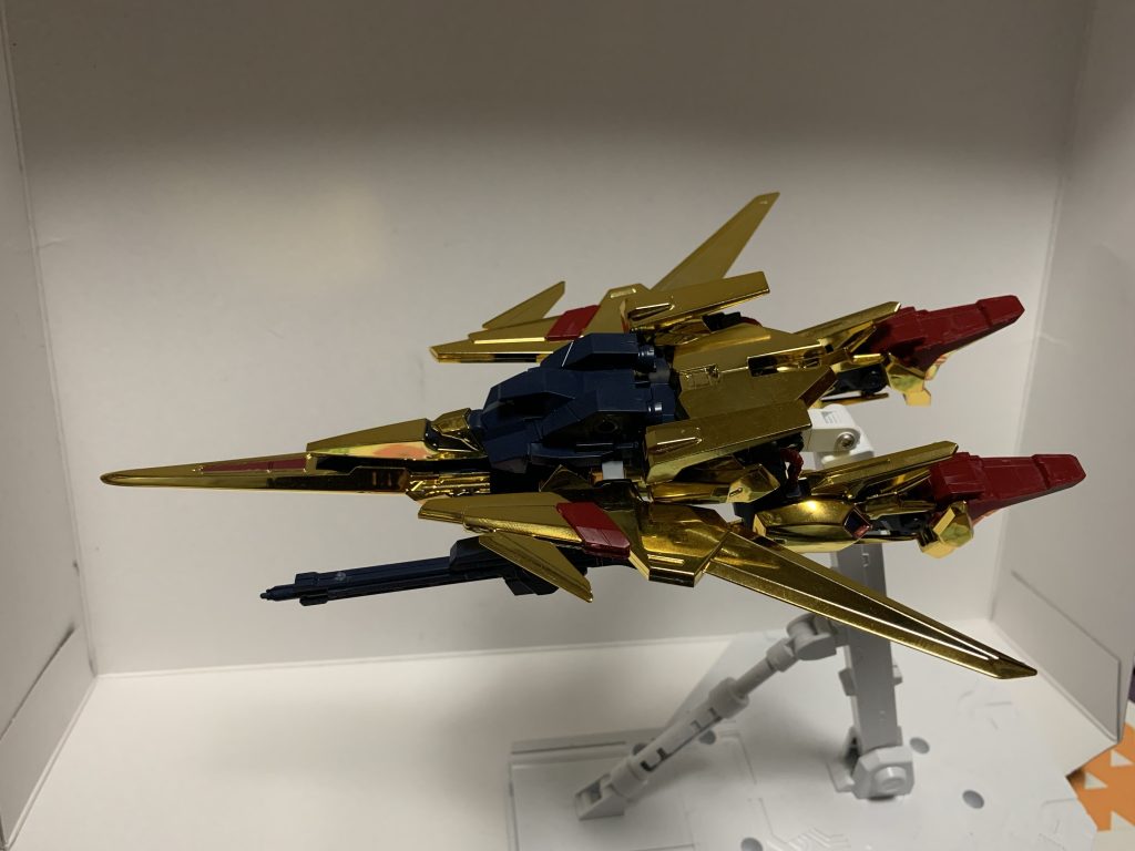 グリプス戦役時に実現しなかった幻の黄金の翼、デルタガンダム。Zとは違ったカッコ良さがあると思います。