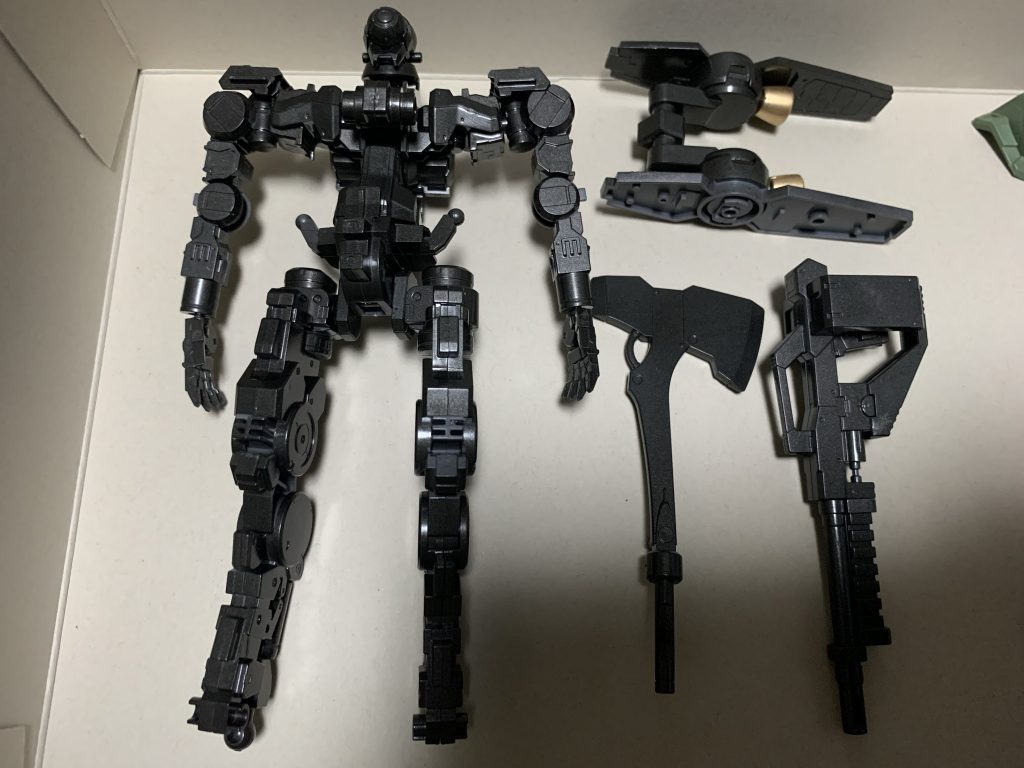 まずグレーのパーツから塗装してしまいました。上の仮組状態と比べてもらうと分かりますが、成型色の薄いグレーから黒めの色になって重厚感がでたのかな・・・と思います。