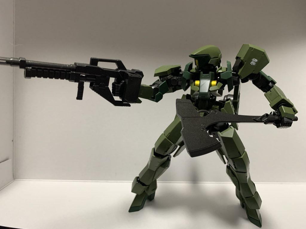 元々が派手な色味のMSではないのでキットのままでもシールを使えば色分けは完璧？なのだと思いますが、やはりちょっと素組みだと安っぽい感じがするので、落ち着いた色味になるように塗装しました。フレームはキットではグレーですが、ちょっとチープな気がしたので黒鉄色にて塗装しました。デカールはギャラルホルンのマークとＥＢ－０６のデカールだけにしました。MGでありがちな各所のマーキングとか、エングレービング追加も考えましたがあえてシンプルな量産型な感じにしました。