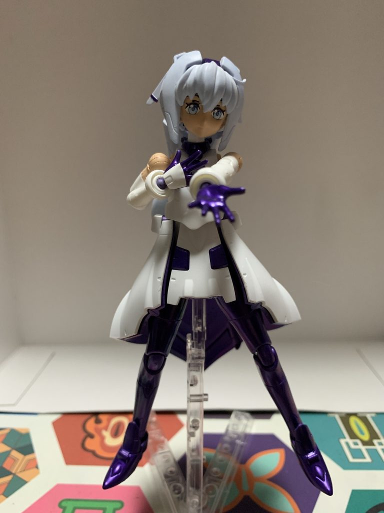 ちょっと可愛らしげなポーズをとらせてみた。白いパーツはクールホワイトで塗装。紫のパーツはキャンディ塗装でゴージャスに♪髪などのパーツはちょっと青みが強すぎるように思ったので、ホワイトパールを少しだけ吹き付けました。