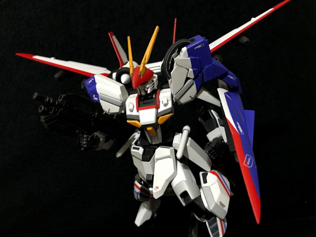 背景が真っ黒でマシンガンが全然見えませんね…因みにHGアトラスガンダムのマシンガンを持っています。後ろに2機程味方がいそうです。