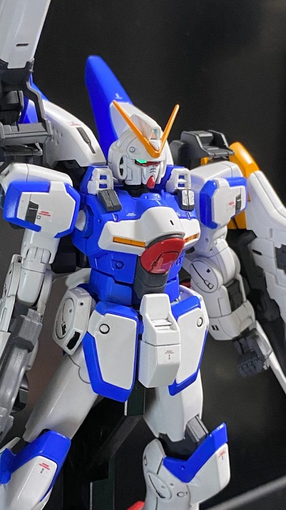 カメラセンサー類はホイルシールの上にダイソーの青色系のラピーテープを重ねたものを貼ってます。今回の塗装については、センチネル塗りに挑戦したのと同時に、Youtubeでマイスター関田氏のサフを吹くかどうか？という動画の中で無理にサフを吹かなくても良さそうというのを参考に、サフ抜きで下地（青は薄い蒼白、黄と赤は薄いピンク）を塗装して、その上に本番の色を塗装しました。実は今回は、トップコートを吹いていないんですが、結果的に全体的につるっとした艶ありの感じにできました。