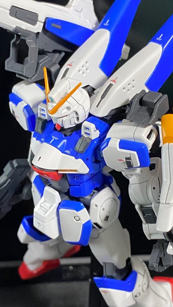 塗装の塗分けに関しては、ファンアートなどで見られるミノフスキードライブの外縁部を青色・シールドビットが黄色というアレンジを一部頂いたカラーリングにしてみました。ビットは４つあるので1個だけ黄色に染めてみましたが、意外とこれがアクセントとしてはいいような気がするのでこんな感じで組んであります。