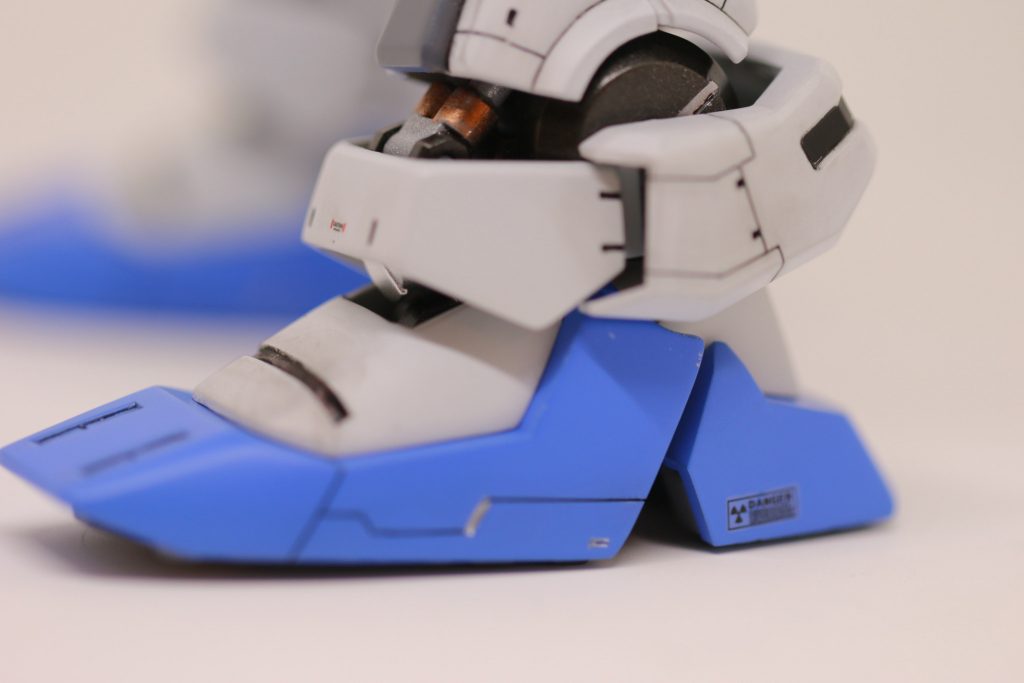 【脚部】　おしゃれの基本は足元から、と申しますが、ガンプラもそうです。　赤いソール部分は青に塗り替え、中に見えるディティールのシリンダーも塗装。くるぶしパーツもスジボリし、手を加えました。こういう「チラ見え」が良いんですよね。エゴですけどｗ