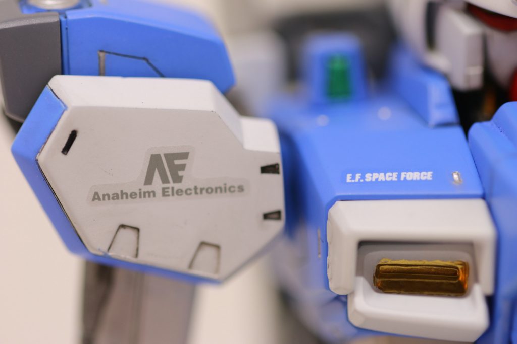 【肩部】　デカーリング＆部分塗装＆スジボリの三立てで、元キットとの変化を見せたところです。　RGキットのデザインを参考に「のっぺり」感を薄めました。　肩と顔は目がいくポイントなので、ここを変えるとぐっと印象が変わります。