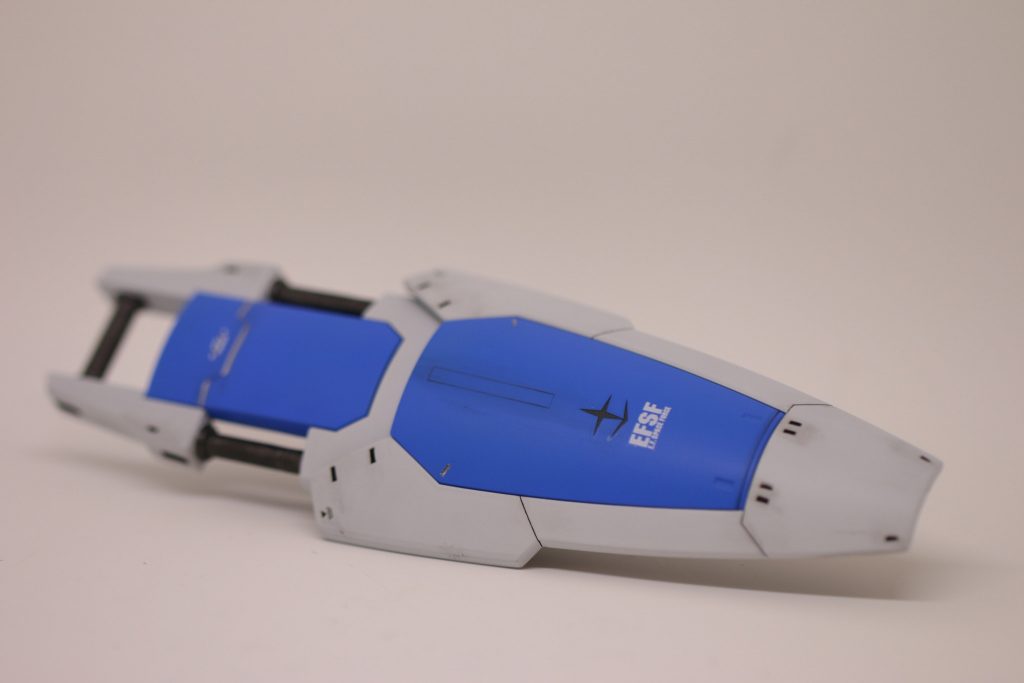 【シールド】　でかいんですよ、初期MGのシールドって。　ほぼ全身を守れるくらいのサイズなので、言い換えると面積が大きい。つまり、手を加えないと単調な印象が強く、どうも「惜しい」感が出てしまう。　ですが、手を加えすぎるのもしんどいので、適度なスジボリとデカールで「飽き」を無くせるようにしました。なお、裏面は水性ホビーの黒鉄色で筆塗し、こちらも間抜けさを消しています。