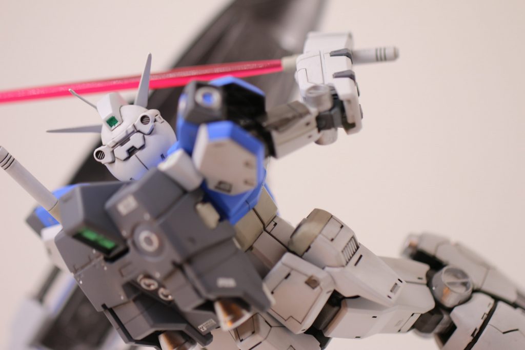 【背部】　背面はお見せできるほどではないですが、デカールを塗布し、間延びを防いでいます。　特にバックパックはグレーの一辺倒で、後ろから見るとほとんどが「白と灰色」になってしまいます。　こういう時こそのデカールでアクセントをつけると、メリハリが出て良い具合になります。