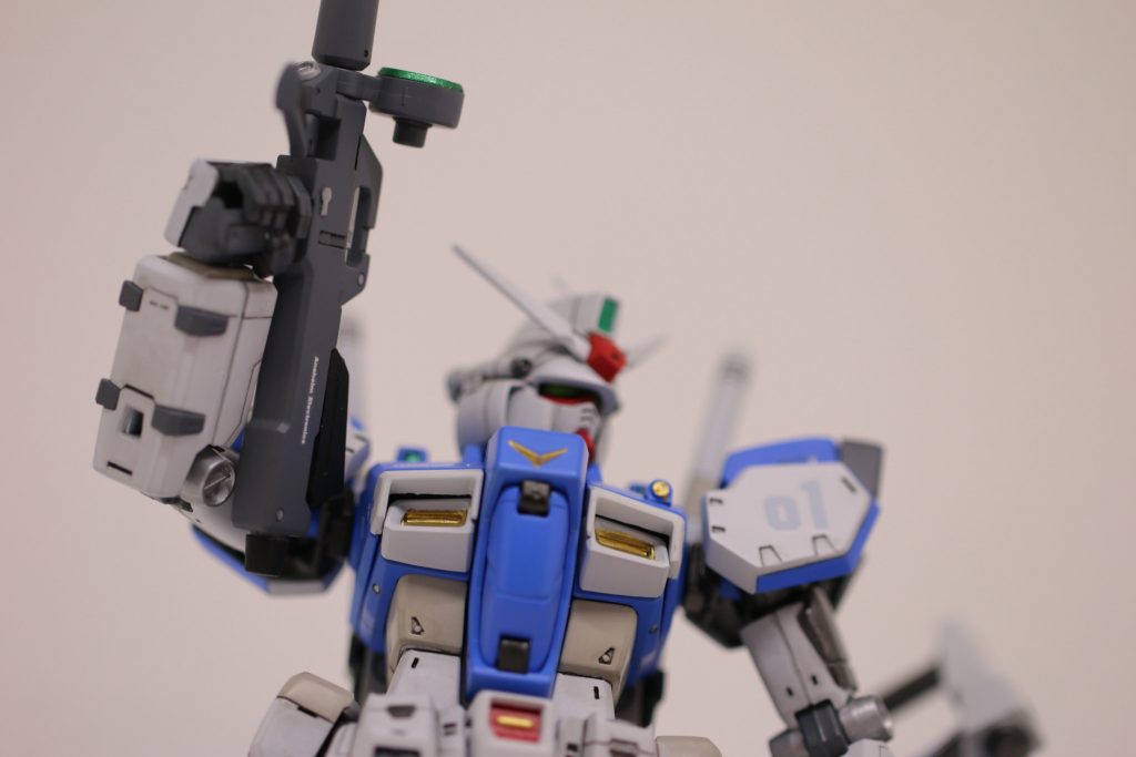 【ビームライフル】　ご覧のとおり、カラーリングを少々変えています。色んなモデラーさんのレシピを参考にさせていただき、青【MS ライトブルー】をベースカラーに、全体の青を統一しました。　コクピットハッチも赤⇒青に変更し、全体的な引き締めを狙っています。