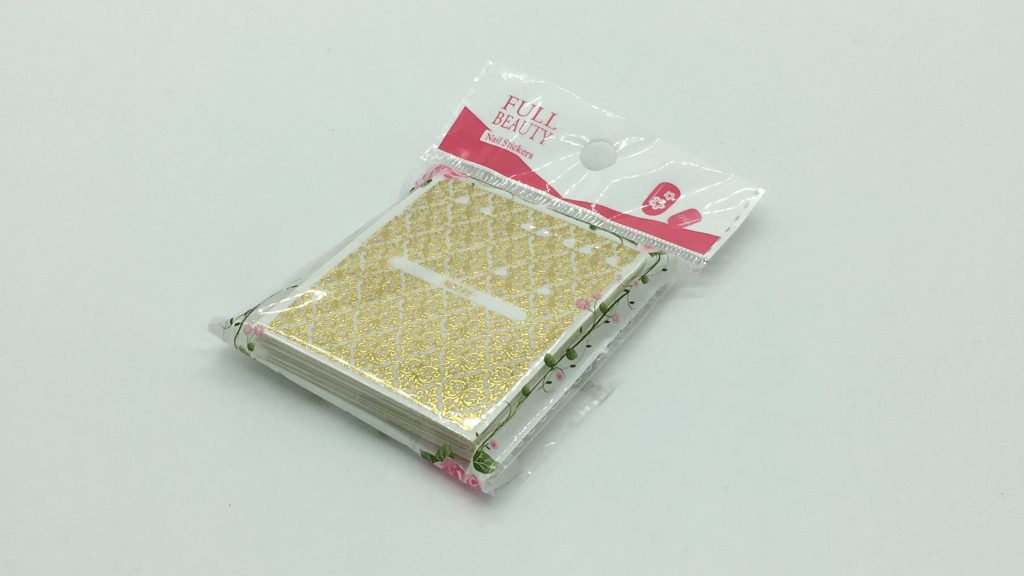 エングレービング装飾は、このネイルシールから２枚だけ合うものを見つけて使用しました。