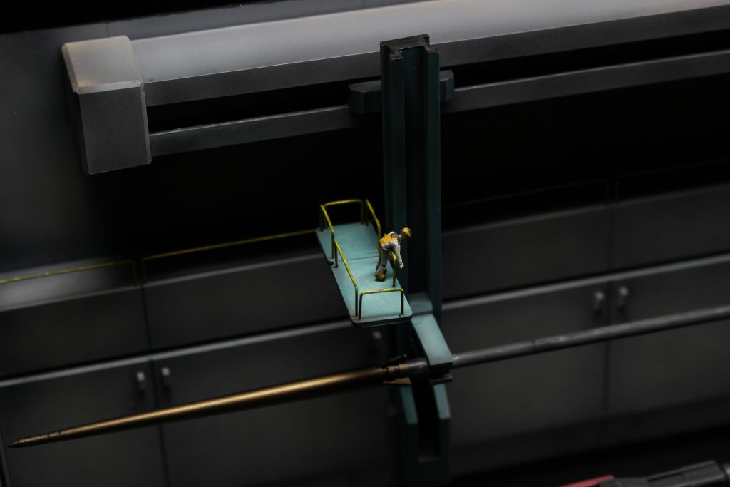 格納庫内とはいえ小スケールでごちゃつかせるのは嫌だったので、小物類はダインスレイブと作業アームだけにしました。